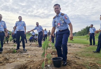Danlanud Sutan Sjahrir Kol Nav Saeful Rakhmat usai menanam pohon Kaliandra, Rabu, (24/1)