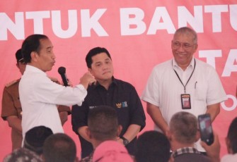Presiden Joko Widodo saat penyerahan bantuan pangan Bulog di Maros, Sulawesi Selatan, Kamis (22/2)