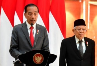 Presiden Joko Widodo saat memberikan keterangan pers di lanud Halim Perdanakusuma Jakarta, Senin (4/3)