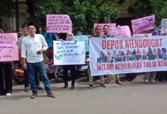 Warga Krukut dan Limo saat demo di Pengadilan Negeri Depok, Rabu (6/3)