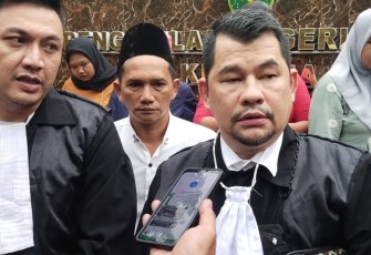 Tim Kuasa Hukum Madamir Cs, R Supramono SH memberikan keterangan usai hasil putusan majelis hakim PN Depok, Rabu (6/3)