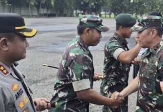 Dandim 0805/Ngawi Letkol Arm Didik Kurniawan saat menyambut Pangdam V Brawijaya, Senin (8/4)
