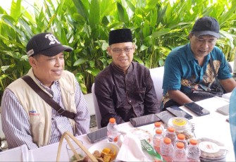 Wakil Wali Kota Depok Imam Budi Hartono (tengah) saat memberikan keterangan dalam open house lebaran bersama Pembina KJD Ryan Ishak dan Ketua KJD John Hutapea, Rabu (10/4)