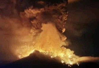 Erupsi Gunung Ruang di Kabupaten Sitaro, Provinsi Sulawesi Utara, Rabu (17/4)