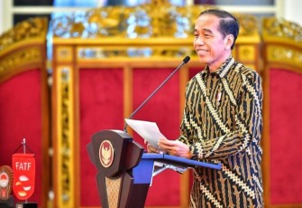 Presiden Joko Widodo memberikan pengarahan pada Peringatan 22 Tahun Gerakan Nasional Anti Pencucian Uang dan Pencegahan Pendanaan Terorisme (APU PPT) pada Rabu, 17 April 2024, di Istana Negara, Jakarta.