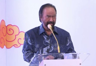 Ketua Umum Partai NasDem Surya Paloh memberikan sambutan di acara milad PKS ke 22 di Jakarta, Sabtu (27/4)
