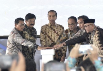 Presiden Joko Widodo saat menekan tombol peresmian Indonesia Digital Test House Kota Depok, Selasa (7/5)