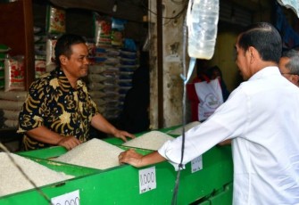 Presiden Joko Widodo saat berbincang dengan pedagang di pasar baru kabupaten Karawang, Rabu (8/5)