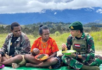 Makan bersama warga perbatasan 
