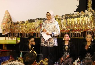 Bupati Blitar Rini Syarifah Saat Hadiri Bersih Desa Kotes di Kecamatan Gandusari, Minggu 19 Mei 2024.