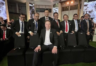 Menteri ATR/BPN Agus Harimurti Yudhoyono foto bersama dengan Elon Musk di Bali