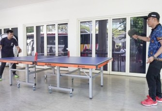 Pj Gubernur Sulsel Prof Zudan Arif Fakrulloh saat berolahraga tenis meja, Sabtu (25/4)