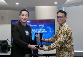Direktur Business Digital Transformation TelkomMetra Irphan Wijaya (kanan) menyerahkan cinderamata kepada Founder and Group CEO VIDA Niki Luhur usai penandatanganan kerja sama keamanan penerbitan dan penggunaan tanda tangan digital antara TelkomMetra & VIDA