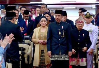 Presiden Joko Widodo mengenakan busana Demang dan kain ujung serong khas Betawi, Jum'at (16/8)