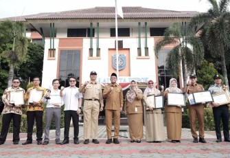 Wakil Wali Kota Depok, Imam Budi Hartono saat berfoto bersama dengan para penerima penghargaan saat Apel Pagi di Halaman Balai Kota Depok, Senin (09/08/24).