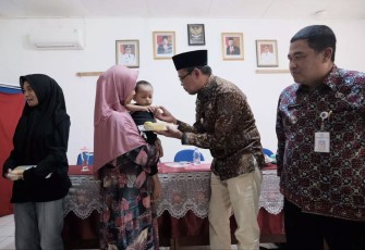 Wakil Wali Kota Depok, Imam Budi Hartono saat memberikan pangan lokal bergizi di Kelurahan Pangkalan Jati Baru, Kecamatan Cinere, Jumat (13/09/24)