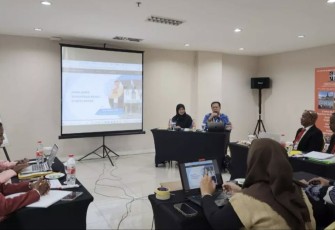 Kepala Dinas Komunikasi dan Informatika (Diskominfo) Kota Depok Manto memberikan materi dalam kegiatan studi banding penyelenggaraan protokoler, kehumasan dan kesekretariatan institusi pendidikan yang dilaksanakan Republik Demokratik Timor Leste, di Ruang Merpati, Hotel The Falatehan, Jakarta Selatan, Selasa (17/09/24)