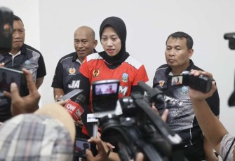 Ketua Harian PBVSI Pemprov Jatim Kombes Dirmanto bersama atlet voli Megawati Hangestri saat konferensi pers usai meraih emas di PON XXI Aceh-Sumut, Kamis (19/9)