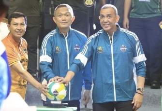 Kapolda Jatim Irjen Pol Imam Sugianto (tengah) saat membuka turnamen bola voli Kapolri Cup 2024 di Gresik, Rabu (25/9)