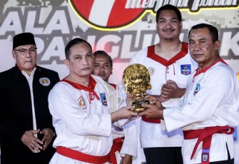 Pangkostrad Letjen TNI Mohamad Hasan saat menyerahkan piala Kejurnas Merpati Putih di Jakarta, Rabu (20/11)
