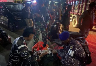 Prajurit Lanal Timika saat pengecekan barang ilegal miras