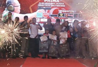 Pangdivif 2 Kostrad Mayjen TNI Susilo foto bersama pemenang lomba menembak, Minggu (22/12)