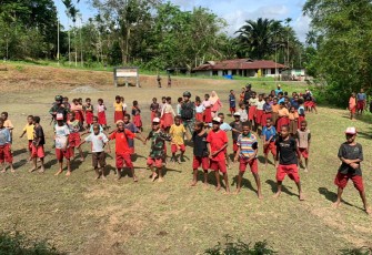 Satgas Yonif 310/KK Ajak Siswa SD Senam Pagi Bersama