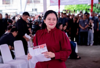 Puan Maharani Ketua DPR RI saat nyoblos Pilgub DKI Jakarta 2024 di TPS 024 Kebagusan, Jakarta Selatan, Rabu (27/11)