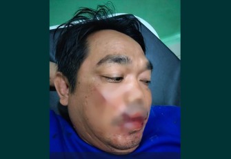 Korban saat mendapat perawatan medis 