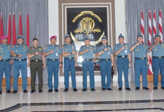 Gubernur AAL saat Terima Kunker Kasgartap III/Surabaya