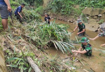 Anggota Koramil 1001-02/Paringin Karya Bhakti Pembersihan Sungai Lingsir