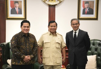Menteri Pertahanan RI Prabowo Subianto menerima kunjungan Menteri Badan Usaha Milik Negara (BUMN) Erick Thohir dan pendiri Emaar Properties, pengusaha properti asal Uni Emirat Arab dan pemilik gedung tertinggi di dunia Burj Khalifa, Mohamed Ali Rashed Alabbar.