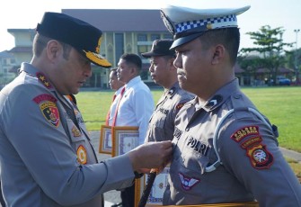 Pemberian penghargaan di Lapangan Jananuraga Mapolda Kalimantan Barat pada saat upacara pemberian Reward dan Punishment oleh Kapolda Kalbar, pada Rabu (24/1).