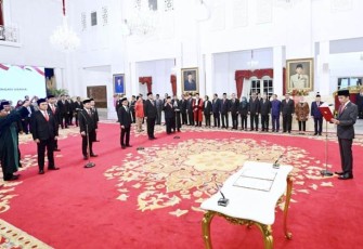 Presiden Jokowi SAAT Lantik Anggota Komisi Pengawas Persaingan Usaha, Kamis, 18 Januari 2024, di Istana Negara, Jakarta.