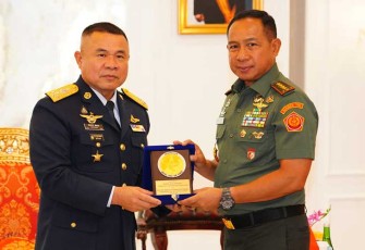 Panglima TNI saat bertukar cinderamata dengan Kasau Thailand di Ruang Tamu Mabes TNI Cilangkap Jakarta Timur, Selasa (6/2/2024).