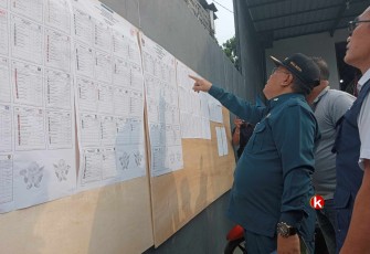 Walikota Blitar Santoso Saat Melihat Papan Informasi Profil Peserta Pemilu yang Disediakan Petugas Penyelenggara Pemilihan di Salah Satu TPS di Kelurahan Rembang (Foto : Faisal NR / Klikwarta.com)