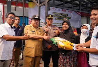 Walikota Blitar Santoso Saat Menyerahkan Beras yang Dijual Murah Pemkot Blitar kepada Masyarakat di Acara Operasi Pasar Murah di Pasar Legi Kota Blitar, Senin 26 Februari 2024. (Foto : Pemkot Blitar)