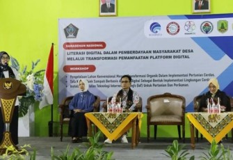 Bupati Blitar Rini Syarifah Saat Sampaikan Sambutan di Acara Seminar dan Workshop Literasi Digital Pembangunan Desa berbasis Digital