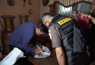Tim Pidsus Kejati saat Lakukan Penggeledahan Terkait Dugaan Gratifikasi Okum PNS Inspektorat Sumsel