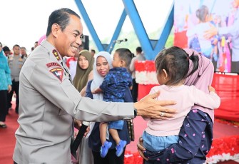 Kapolda Sulsel saat Bagikan paket Sembako ke Masyarakat Kurang Mampu