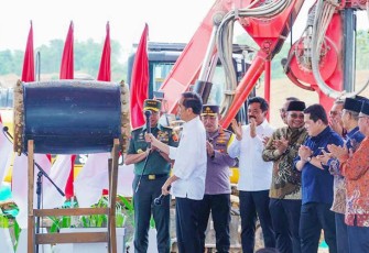 Presiden Joko Widodo saat tabuh bedug pada acara Groundbreaking Masjid Negara di IKN, Rabu (17/1/2024). 