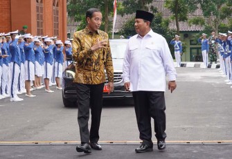 Presiden Republik Indonesia Bapak H. Ir. Joko Widodo, didampingi oleh Menteri Pertahanan RI Letnan Jenderal (Letjen) TNI (Purn) Prabowo Subianto saat menyambangi Akademi Militer di Magelang, Senin 29 Januari 2024.