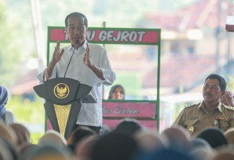 Presiden RI Joko Widodo (Jokowi), dalam acara Silaturahmi dengan Peserta dan Pendamping Program Mekaar, di Stadion Krisak Singodutan, Kabupaten Wonogiri, Kamis (1/2/2024). Dia menjelaskan, melalui Mekaar, pelaku UMKM bisa mendapatkan pembiayaan mulai dari Rp2 juta tanpa agunan.