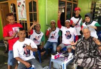 Warga di Desa Gonilan, Kartasura, Sukoharjo bersama relawan Jaritangan mengadakan aksi memangkas dan menyemir putih rambut secara massal, Senin (5/2/2024).