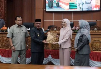 Wali Kota Depok, Mohammad Idris (kedua dari kiri) bersama Pimpinan DPRD Kota Depok pada Rapat Paripurna di Gedung DPRD Depok