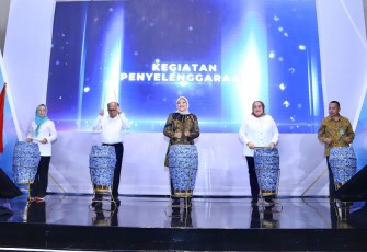 Menaker Ida Fauziah (tengah)