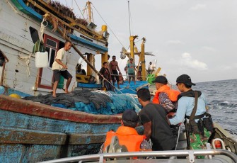 KRI Bontang-907 saat Bantu Evakuasi KM Baru Hijrah di Laut Perbatasan Indonesia-Thailand