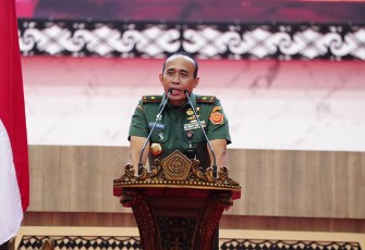 Dandenma Mabes TNI Brigjen TNI Wawan Hermawan saat memberikan pengarahan sebagai pedoman dalam menjalankan tugas kepada personel Wanita Tentara Nasional Indonesia (Wan TNI) UO Mabes TNI, bertempat di GOR A. Yani Mabes TNI, Cilangkap, Jakarta Timur, Rabu (6/3/2024).