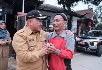 Wali Kota Depok, Mohammad Idris (kiri) bersama salah satu pengungsi bencana alam di Desa Mekarsari, Kecamatan Nyalindung, Kabupaten Sukabumi, Jawa Barat , Senin (09/12/24)