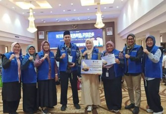 Kecamatan Cilodong. Aparatur Kecamatan Cilodong berfoto bersam usai meraih penghargaan KTR Award 2024, di Aula Lantai 10 Gedung Dibaleka 2, Selasa (03/12/24)